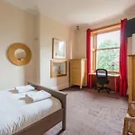Appartement 3 Bed Overlooking Meadows Park *