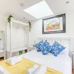 Bright 3 Bed Flat With Pool & Parking *