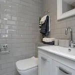 Elegant Flat Near Princes Street - Perfect Location, 24-7 Customer Support *