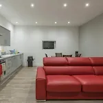 Haymarket Spacious 3 Bedroom Street Level Apartament *