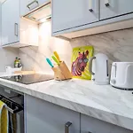 Stylish & Charming Retreat For 2- Centre! - Pass The Keys