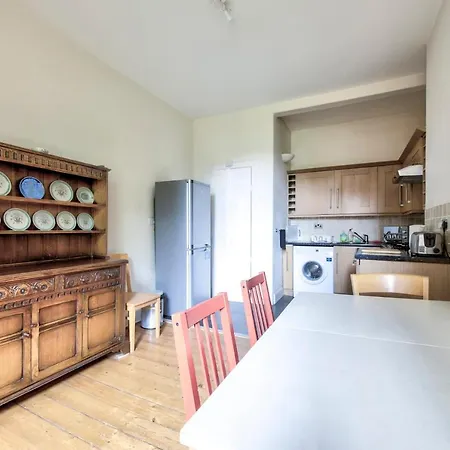 Daire Guestready - Vibrant Leith Flat For 3 People - Cosy Great Location!
