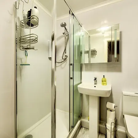 Stunning Studio Dean Village, Parking