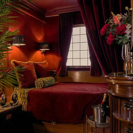 House Of Gods Royal Mile 4*