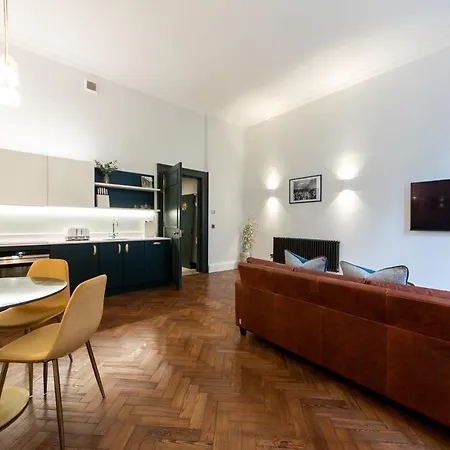 Linton Collection - 28 North Bridge * אדינבורו