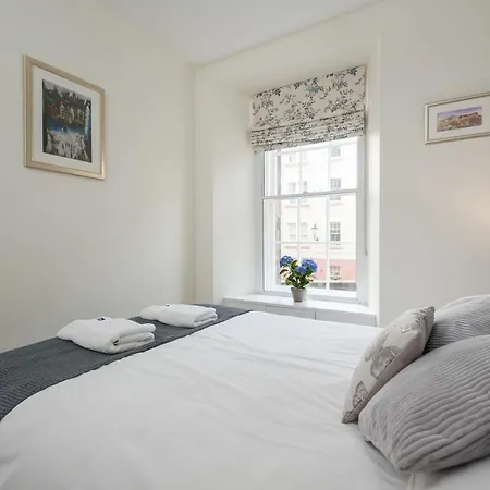 Blair St Burns Old Town * אדינבורו