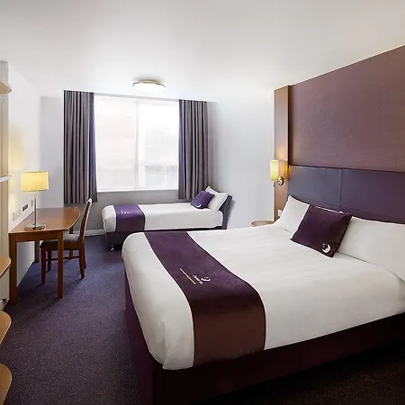 Premier Inn Edinburgh Princes Street Hotel 3*