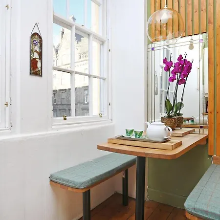 Joivy Iconic Colorful On The Royal Mile * Edimburgo