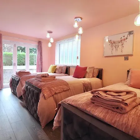 Burnside House With Hot Tub - Perfect For Family Gatherings & Special Occasions Edinburgh