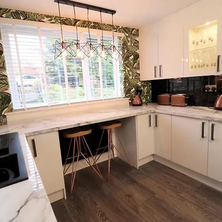 Burnside House With Hot Tub - Perfect For Family Gatherings & Special Occasions Edinburgh
