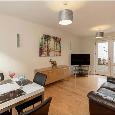 Uptown 2 Bed Apartment *