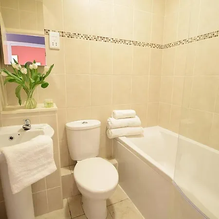 Joivy Bohemian Writers Retreat In Old Town Edinburg