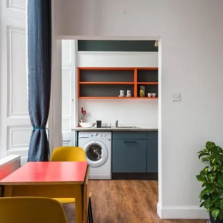 Newly Refurbished Centre Chic Pad * Edinburgh