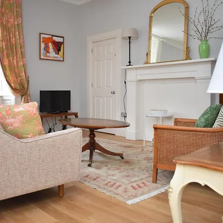 Bernard St - Bright And Spacious 1 Bed At The Shore! *