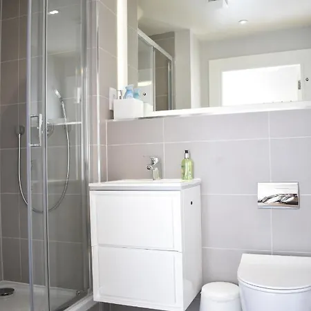 Bernard St - Bright And Spacious 1 Bed At The Shore! *