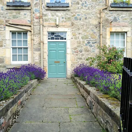 F2 Charming Centre Full Of Character Edinburgh