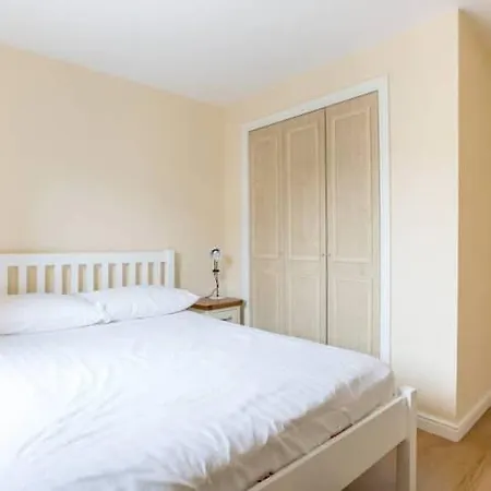 Dicksonfield - Modern 2 Bed, 2 Bath Close To Centre