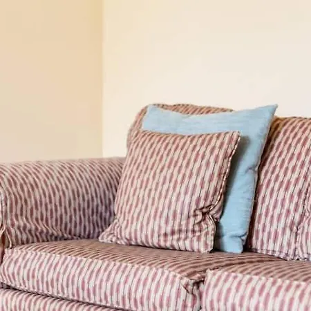 Dicksonfield - Modern 2 Bed, 2 Bath Close To Centre *