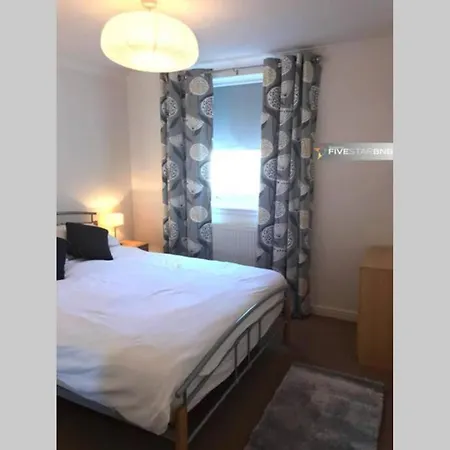 Waterfront Living In Leith With Free Parking! *