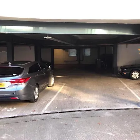 Waterfront Living In Leith With Free Parking! شقة