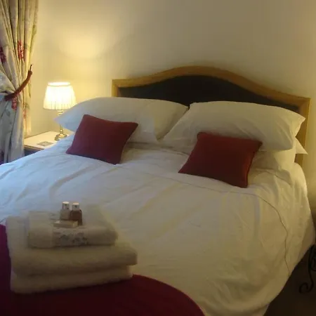 Sunny House With Views To Skyline