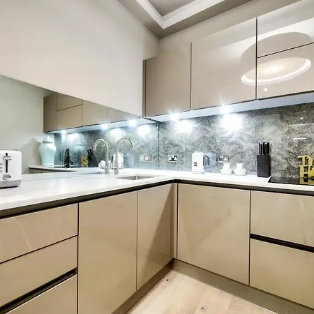 Hamilton Place - Beautiful And With Private Entrance Sleeps 4 Lägenhet