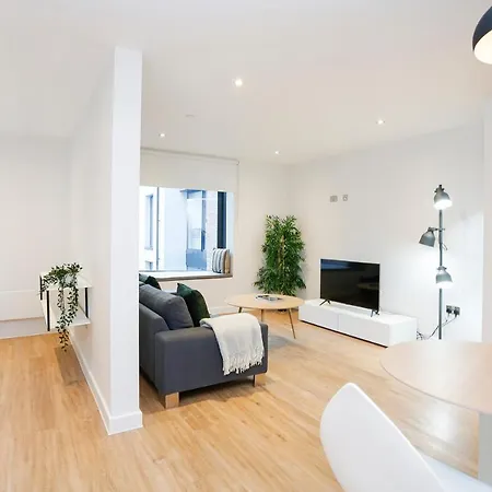 Altido Modern 1-br Apt With Views Of Castle דירה *
