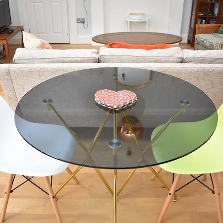 Bernard St - Bright And Spacious 1 Bed At The Shore!