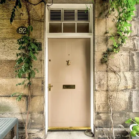 Hamilton Place - Beautiful And With Private Entrance Sleeps 4 *