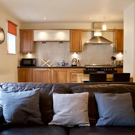 Modern 2 Bedroom Centre Flat