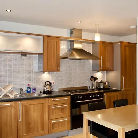 Modern 2 Bedroom Centre Flat *