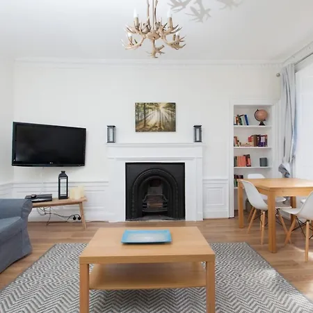 Daire Spacious 4 Bedroom Near Meadows *