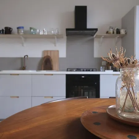 Contemporary Georgian 2bd Flat In Trendy Leith