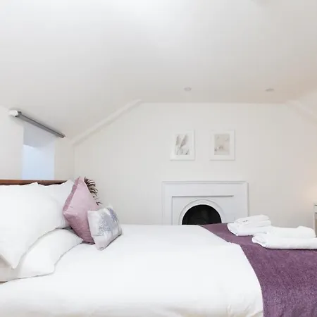 Spacious 4 Bedroom Near Meadows