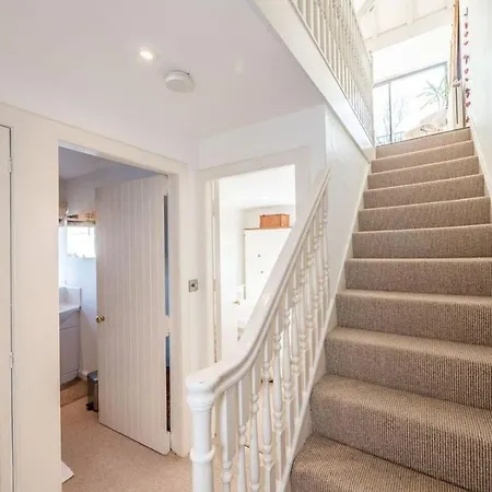 Bright Free Parking- Sleeps 4