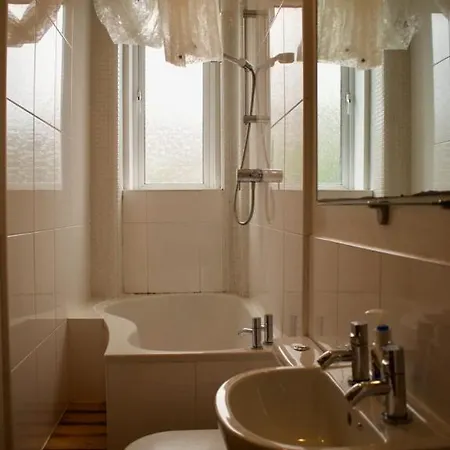 Comfortable And Central 1 Bedroom Apartment *