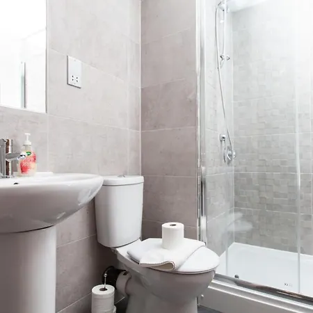 Beautiful 2 Bedroom Flat In Converted Distillery شقة