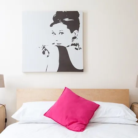 Beautiful 2 Bedroom Flat In Converted Distillery شقة *