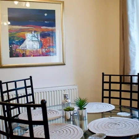 Bright Close To City Centre! *