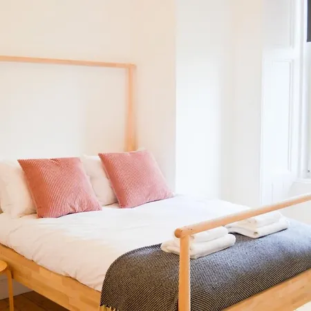 Modern 1 Bedroom Flat In The Heart Of *