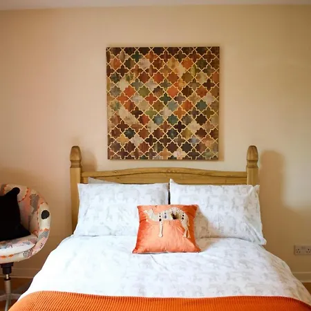 Spacious 3 Bed In Central Location *