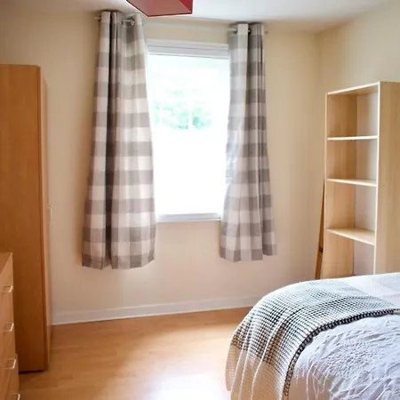 Spacious 3 Bed In Central Location *