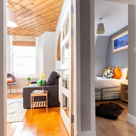 Bright Central Flat - With Stunning Views *