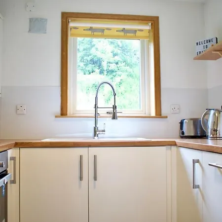 Apartment Modern 2 Bedroom Ground Floor Flat *