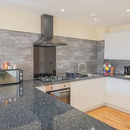 Beautiful Modern Newly Built 15 Min From City Centre Appartement *