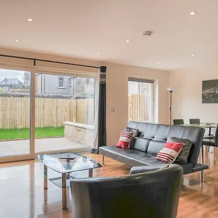 Beautiful Modern Newly Built 15 Min From City Centre Appartement *