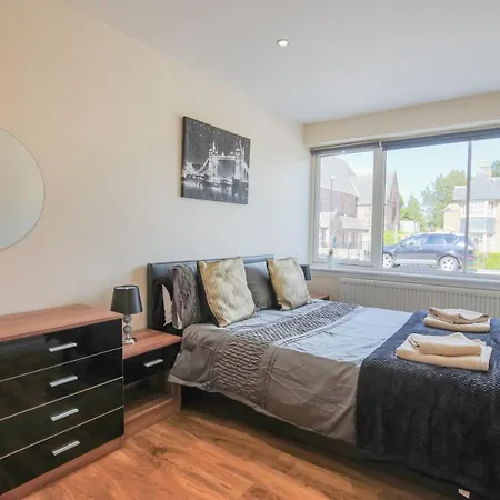 Beautiful Modern Newly Built 15 Min From City Centre