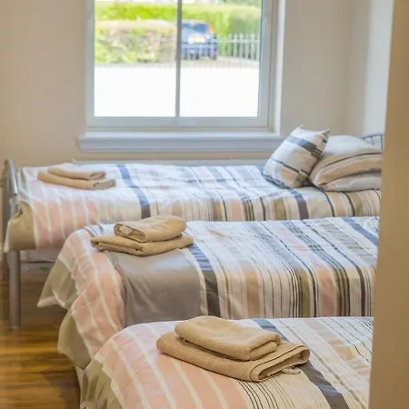 Beautiful Modern Newly Built 15 Min From City Centre *