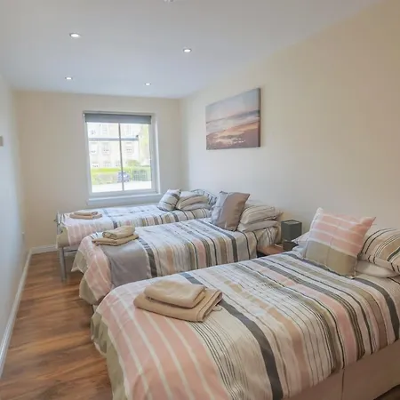 Beautiful Modern Newly Built 15 Min From City Centre *