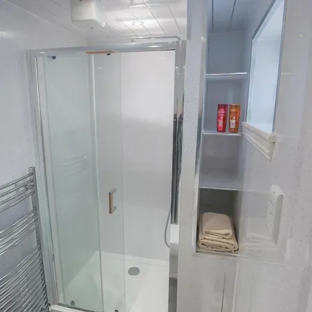 Beautiful Modern Newly Built 15 Min From City Centre Appartement *